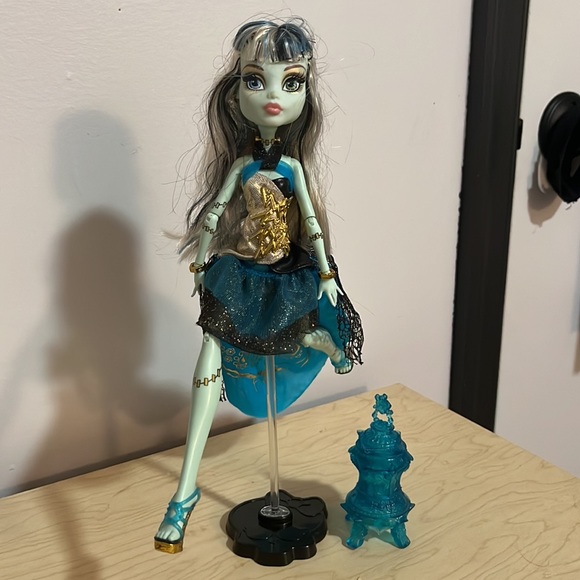 Monster High 13 Wishes Haunt The Casbah - Frankie Stein Doll with stand - Picture 2 of 6